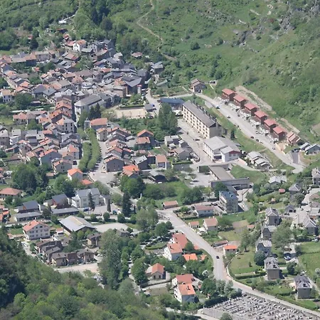 La Maison Des *