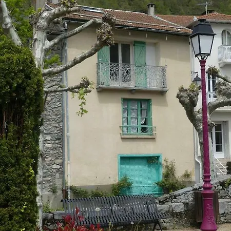 La Maison Des *