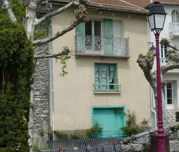 La Maison Des *